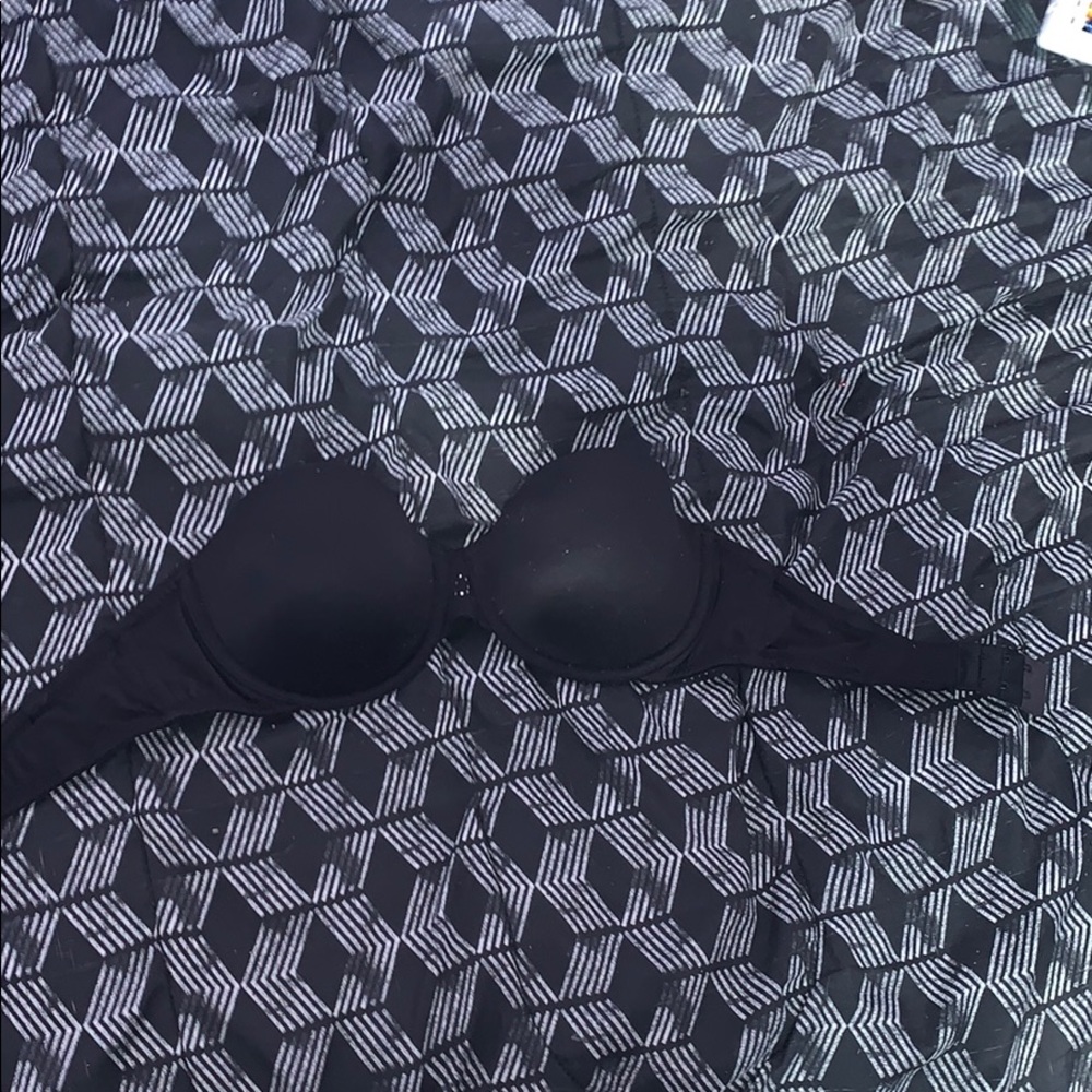 Black strapless bra